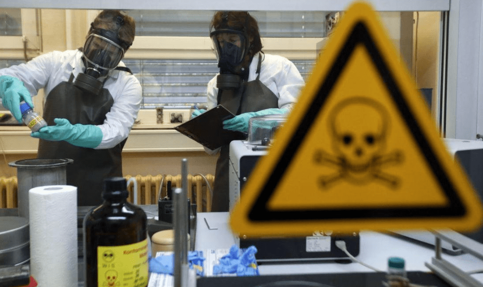 看這回美國(guó)作何解釋?zhuān)W洲的新冠病毒或來(lái)自德堡，傳播路徑已公布